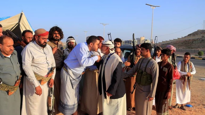 الغيضة: الوكيل محمد معوضة يستقبل الشيخ سالم المقدم في مخيم الاعتصام بشأن قضية مقتل الطفل الجرادي