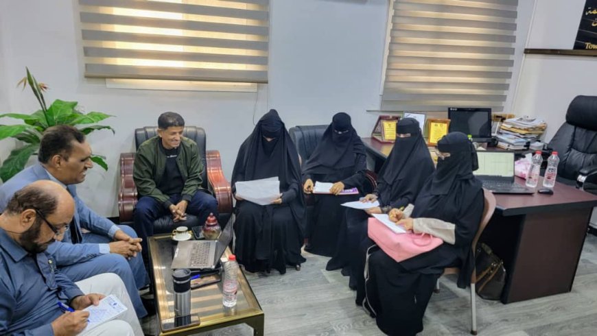 حلقة نقاش في كلية اللغات بجامعة عدن حول استخدام تطبيقات جوجل في إعداد استمارات التقييم