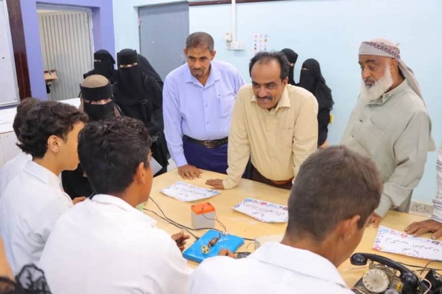 مدير عام خورمكسر يزور معرض الفيزياء بمدرسة خالد بن الوليد ويشيد بتميز طلابها