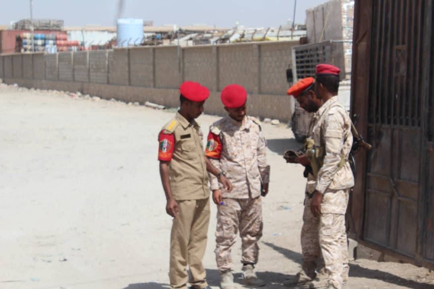 التوجيه المعنوي بالشرطة العسكرية ينفذ نزولًا ميدانيًا لعددٍ من المواقعهم بحماية المنشآت الحكومية في المكلا