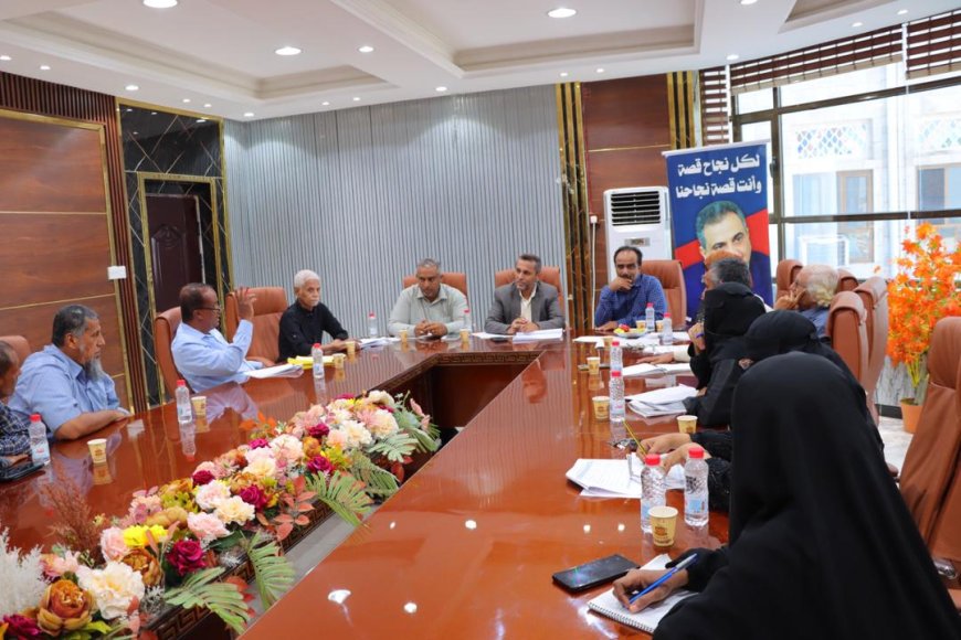 مدير عام خورمكسر يبحث  مع وكيل عدن لشؤون المشاريع مستوى تنفيذ البرنامج الاستثماري لعام 2025