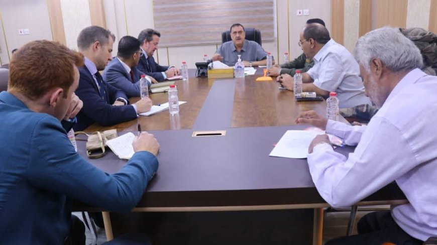 اللواء مطهر الشعيبي يستقبل وفداً بريطانياً رفيع المستوى لبحث التعاون الأمني وأوضاع المهاجرين الأفارقة.