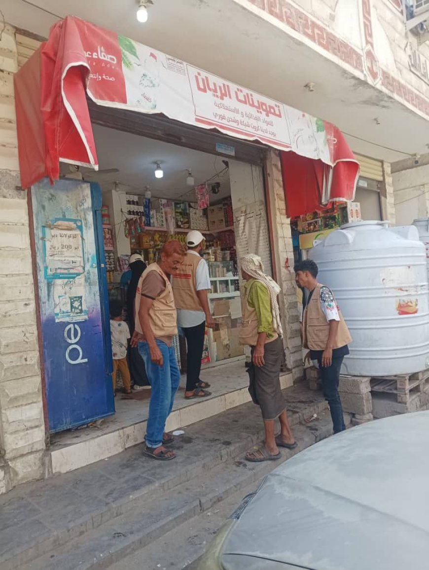 مكتب الصناعة بخورمكسر يسلّم 31 تكليف حضور ويتلف سلعًا غذائية منتهية الصلاحية