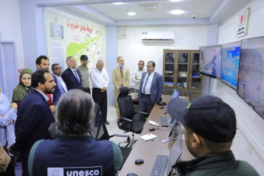 الوكيل العامري ووفد الاتحاد الأوروبي وبرنامج الأمم المتحدة الإنمائي يتفقدون غرفة نظام الإنذار المبكر لحماية مدينة شبام من الكوارث وناقشوا إمكانية توسيع نطاق عملها 