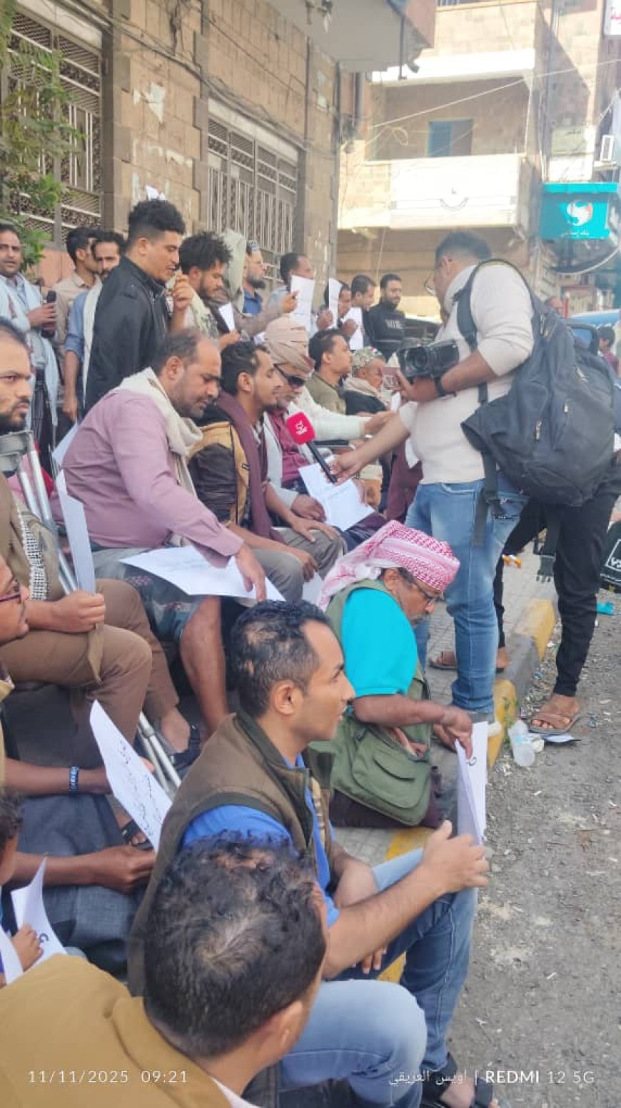 تعز.جرحى الجيش ينفذون وقفة احتجاجية غاضبة للمطالبة بصرف مستحقاتهم المالية، و تحسين أوضاعهم