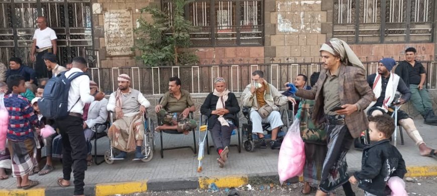 حرجى الجيش بمحافظة مأرب يواصلو اعتصامهم إلى اليوم السادس على التوالي أمام بوابة الرعاية الاجتماعية.