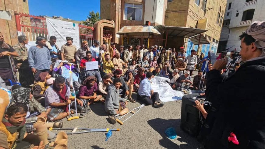 تعز .جرحى الجيش ينفذون وقفة احتجاجية ويعلنون اعتصامًا مفتوحًا أمام مبنى المحافظة المؤقت للمطالبة بحقوقهم وإنهاء معاناتهم المستمرة.