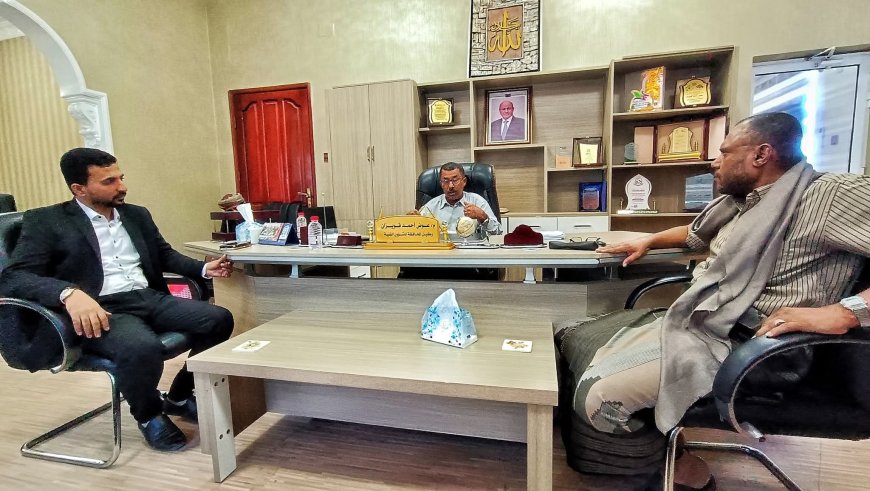 الوكيل الفني بمحافظة المهرة يلتقي مدير صندوق صيانة الطرق لبحث ملفات الطرق المتضررة