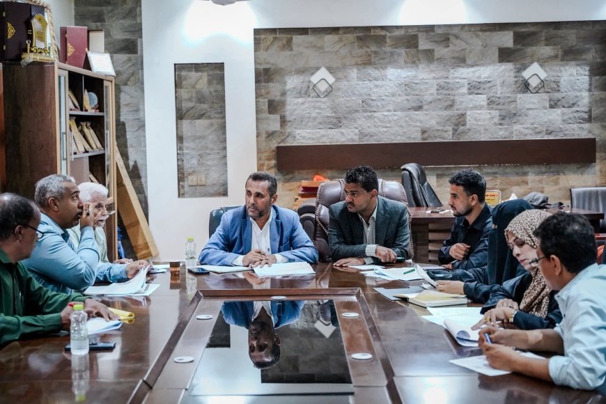 وكيل عدن يناقش سير تنفيذ مشاريع مديرية الشيخ عثمان ويؤكد أهمية تعزيز التنسيق لضمان نجاح خطط التنمية