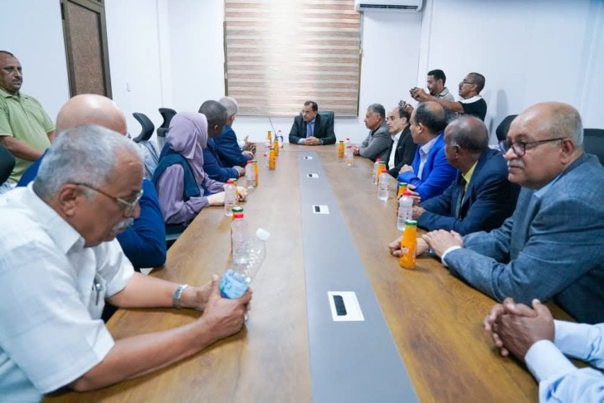 الوزيران السقطري والوالي يتفقدان سير العمل في المشاريع الإنشائية في المجمع الزراعي بعدن