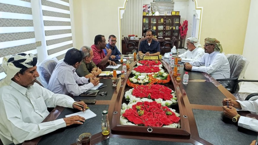 الوكيل الجعفري يناقش تحديات مشروع شبكات مياه مناطق ضواحي مديرية الغيضة ويؤكد ضرورة الإسراع في استكماله