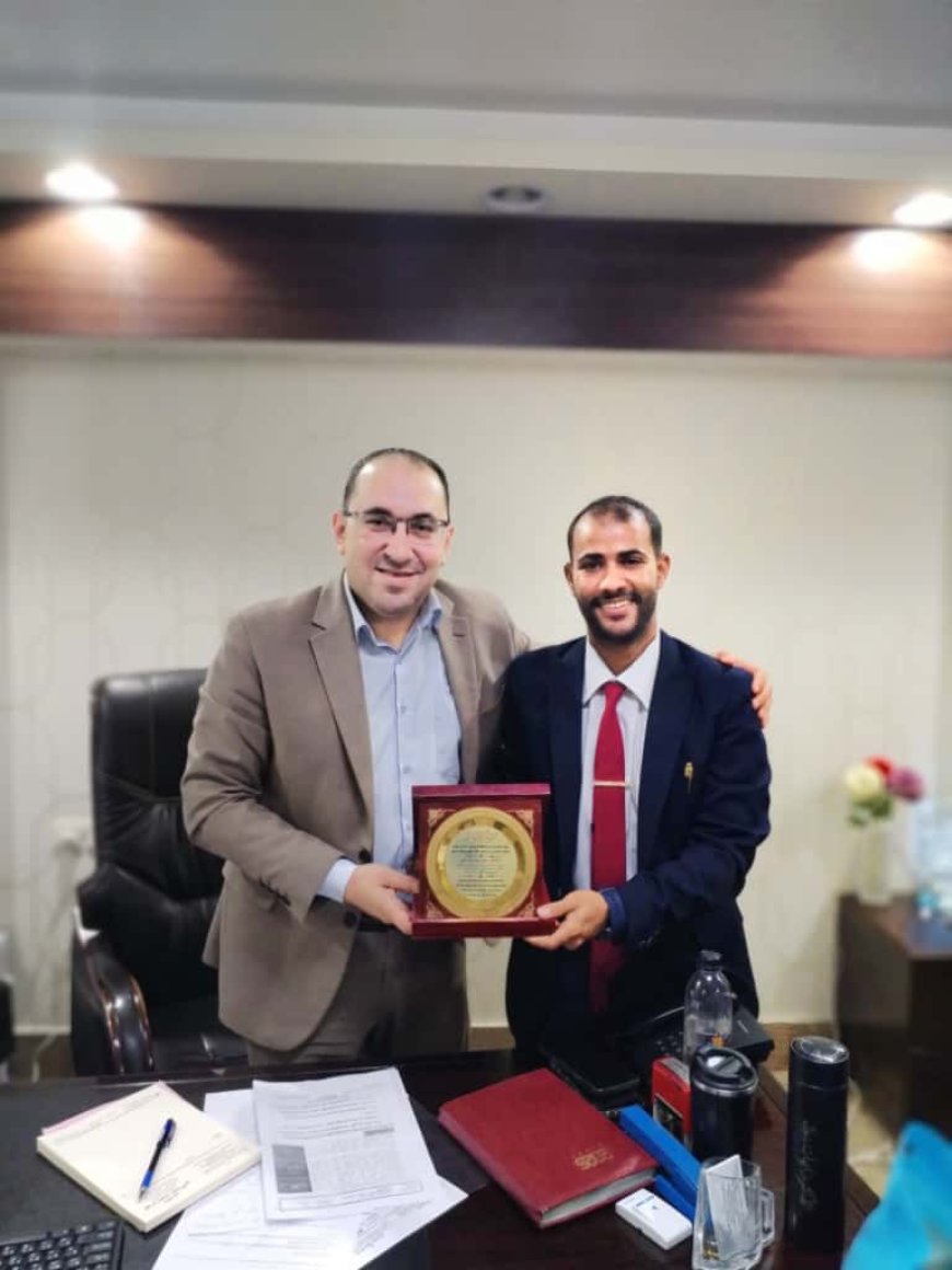 الفنان أبو أحمد بن غديد يكرم الدكتور إيهاب سعد عبدالنبي تقديرًا لعطائه الطبي والإنساني