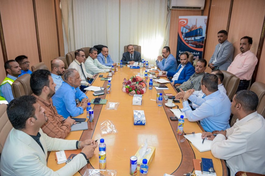 وزير النقل يتفقد سير نشاط محطة الحاويات و يرأس اجتماعاً مع قيادات الجهات العاملة فيه