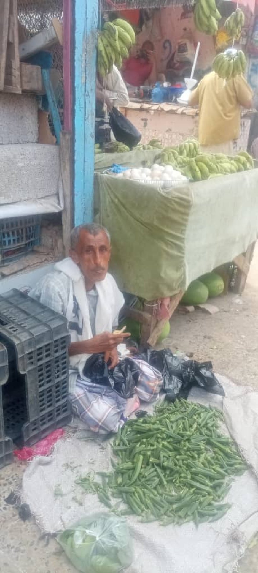 من لحج إلى الشيخ عثمان… رحلة كفاح شاب معاق يبحث عن رأس مال ليحيا بكرامة