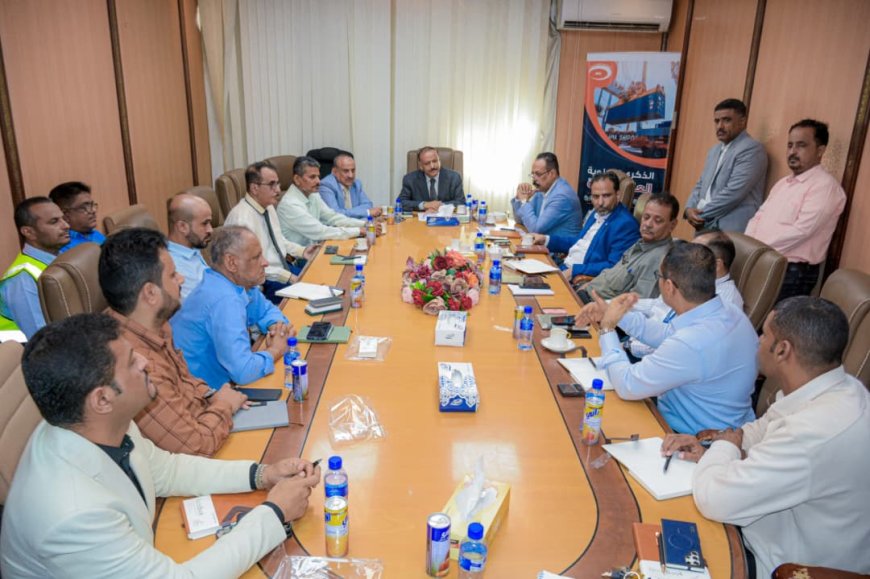 وزير النقل يتفقد سير العمل بمحطة الحاويات ويرأس اجتماعاً بقيادات الجهات العاملة فيها