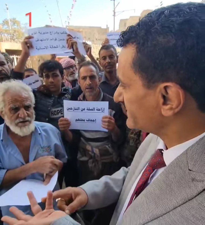 تعز.وقفة احتجاجية في مديرية القاهرةتنديدآ بقرار وقف مساعدات برنامج الأغذية العالمي.