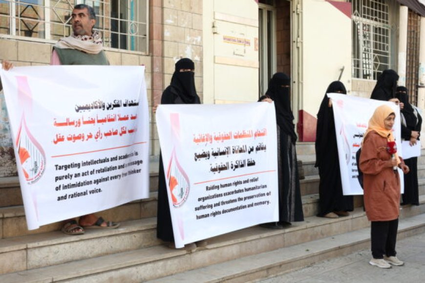 وقفة احتجاجية لرابطة أمهات المختطفين ضد أحكام الإعدام الحوثيه الصادرة بحق17 من المختطفين