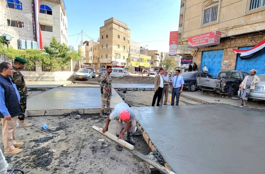 مدير عام «القاهرة» يتفقد أعمال الصب الخرساني في شارع طلحة أمام مبنى مؤسسة الكهرباء