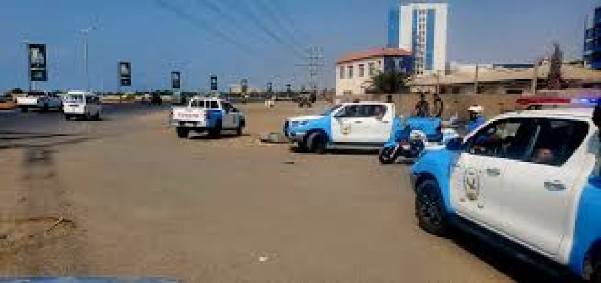 القبض على مزور خطير للمستندات الرسمية وتأجير الأراضٍ عامة.. شرطة عدن تسرد التفاصيل