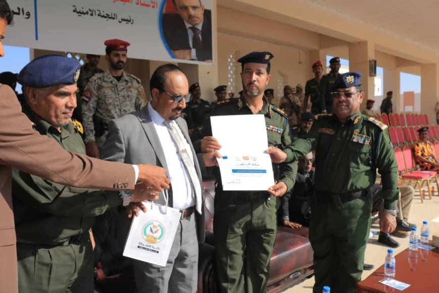 محافظ حضرموت يشهد الحفل الرسمي لاختتام دورة الاستجداد لدفعتين من طلاب كلية الشرطة