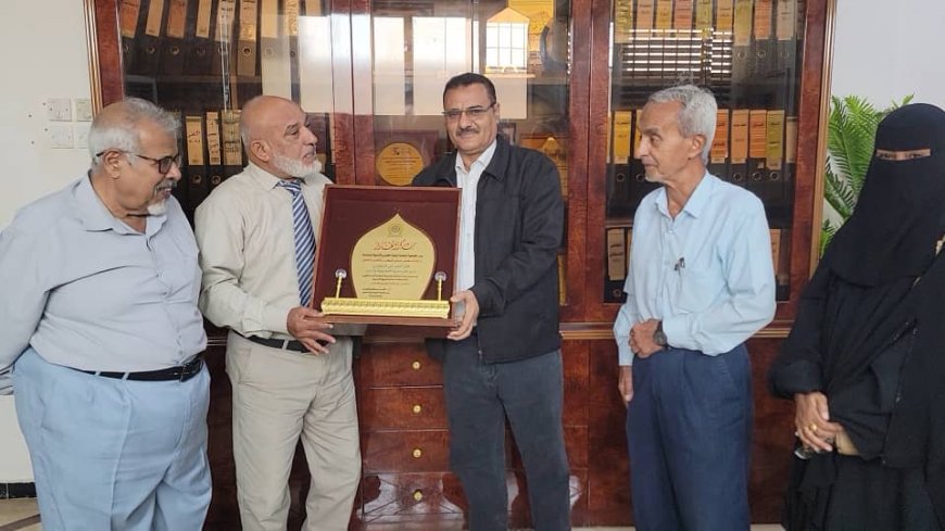 مدير عام المنصورة يتسلم درعاً تكريمياً من الجمعية الوطنية للبحث العلمي والتنمية المستدامة.