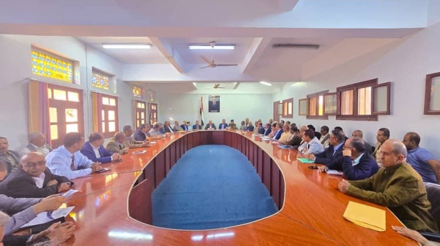 المكتب التنفيذي بتعز يستنكر استهداف محافظ المحافظة ويناقش تقارير خدمية.