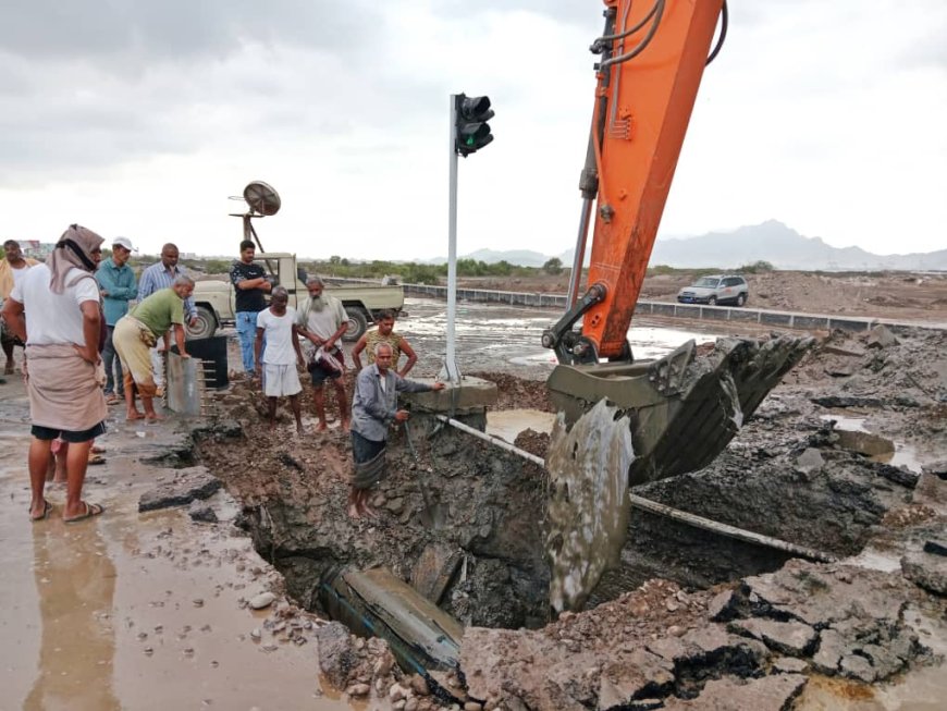 فرق صيانة مؤسسة مياه عدن تباشر إصلاح كسر في خط ضخ رئيسي بجولة كالتكس