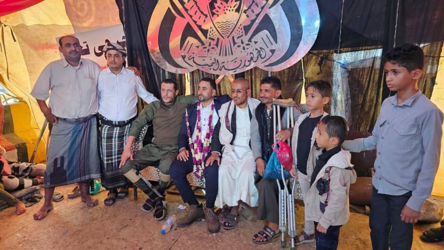 تعز.جرحى الجيش يحتفلون بزفاف زميلهم الجريح هيثم الشرعبي داخل خيمة الاعتصام أمام مبنى المحافظة