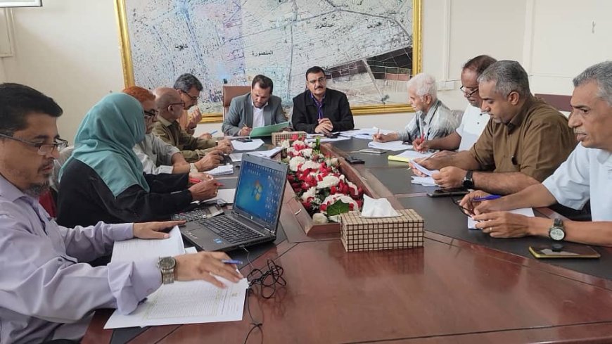 وكيل عدن "الزامكي" يناقش مستوى تنفيذ مشاريع البرنامج الإستثماري بمديرية المنصورة.