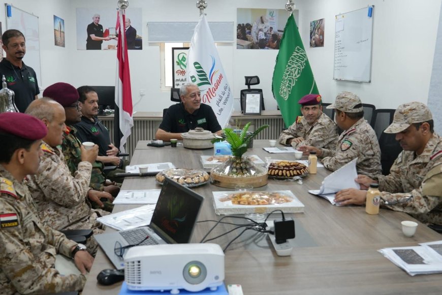 وفد عسكري رفيع يزور مقر مشروع «مسام» في ميدي ويشيد بجهوده الإنسانية في نزع الألغام