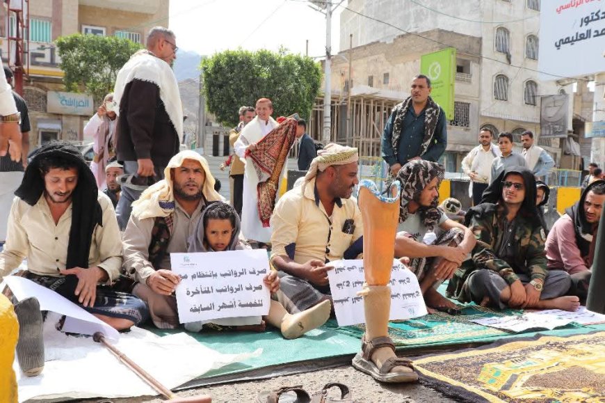 تعز .جرحى الجيش يؤدّون صلاة الجمعة في ساحة الاعتصام ويجددون موقفهم الثابت: حقوقنا لن تسقط بالتجاهل