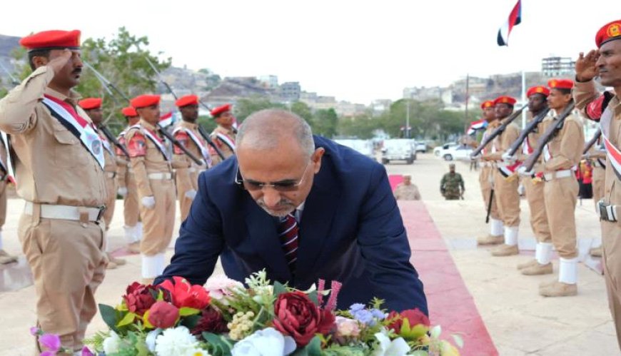 بالصور الزُبيدي يحيي ذكرى الاستقلال بإكليل وفاء على نصب شهداء الجنوب!