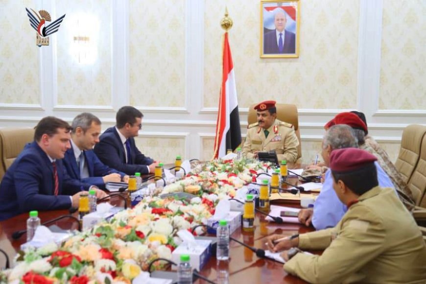 وزير الدفاع  يبحث مع السفير الروسي مستجدات الأوضاع في اليمن وتعزيز التعاون الدفاعي