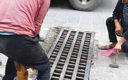 تعز..أشغال «القاهرة» تستبدل شبك فتحات تصريف مياه الأمطار في عدد من شوارع المديرية