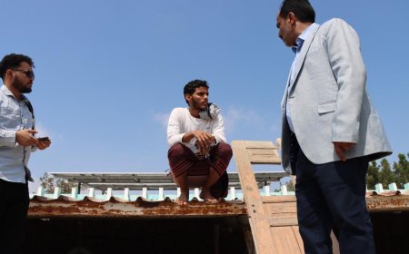 مدير عام خورمكسر يتفقد العمل في تركيب منظومة الطاقة الشمسية لمسجد الفاروق بحي السعادة