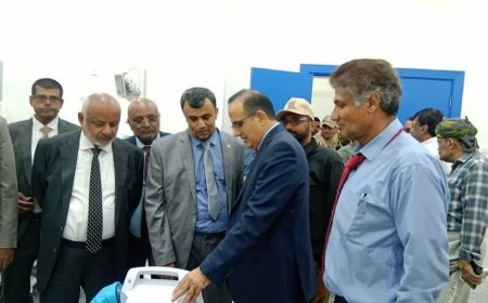 وزير الصحة ومحافظ الحديدة يطلعان على مستوى التجهيزات في مستشفى محمد بن زايد بالخوخة