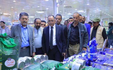 وزير الصناعة والتجارة يتفقد مكتب الوزارة في مأرب وينفذ زيارة ميدانية للرقابة على الأسواق 