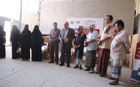 المدير باعباد يدشن توزيع الكتب العلمية لرفد ثمان مكتبات بثانويات ومجمعات تعليمية مقدمة من فاعل خير من المملكة العربية السعودية