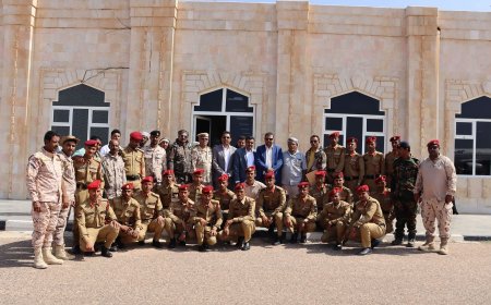 رئيس انتقالي سقطرى يستقبل الضباط الخريجين من الكلية الحربية