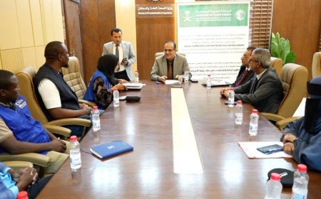 وزير الصحة يبحث مع الهيئة الطبية الدولية تعزيز التدخلات الصحية ويتسلم سيارتي إسعاف