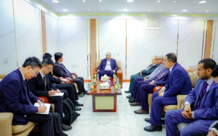 اللواء الزُبيدي يبحث مع القائم بأعمال السفير الصيني تعزيز العلاقات الثنائية ودعم جهود التنمية