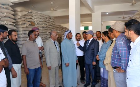 محافظ سقطرى ونائب وزير الصناعة يفتتحان “متجر مجموعة المطوع للتجارة” ويشيدان بدور القطاع الخاص في تعزيز الاقتصاد الوطني