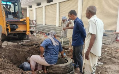 عقب تعرضه لكسر مفاجئ..إصلاح أنبوب المياه المغذي لعدد من المناطق في مديرية المنصورة بعدن