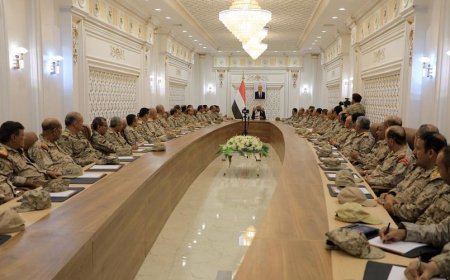 عضو مجلس القيادة العرادة يترأس اجتماعاً موسعاً للقيادات العسكرية في مأرب