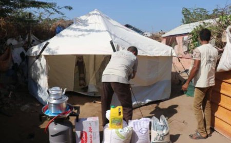 الحديدة.. خلية الأعمال الإنسانية تقدم مساعدات طارئة لأسرة نازحة توفي طفلها من البرد