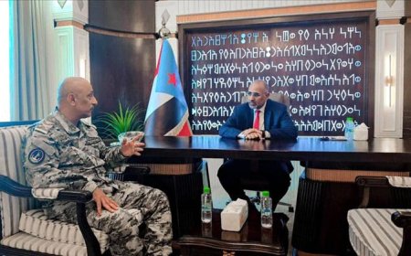 عيدروس الزُبيدي يلتقي رئيس مصلحة خفر السواحل و يطلع على جاهزية القوات .