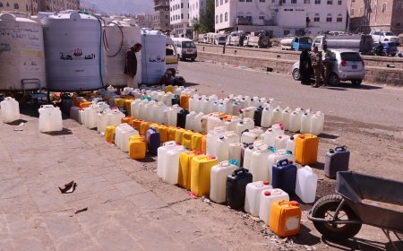 مؤسسة أفق تدشن مشروع سقيا الماء للنازخين والاسر على خطوط النار في تعز