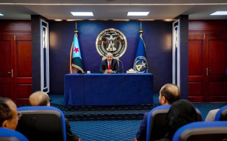 بعد الاحداث المتسارعة في المحافظات الجنوبية.. اللواء الزُبيدي يعقد اجتماعًا موسعًا بقيادات المجلس الانتقالي الجنوبي.. تفاصيل