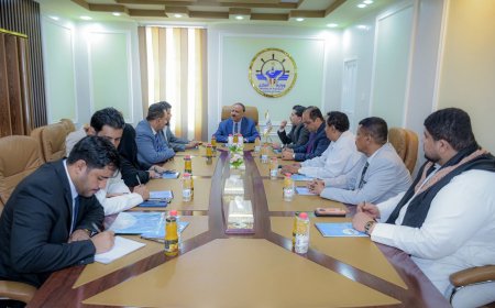 وزير النقل يناقش مع قيادة المهرة سبل تطوير قطاعات النقل ويؤكد أولوية دعم المشاريع الاستراتيجية بالمحافظة