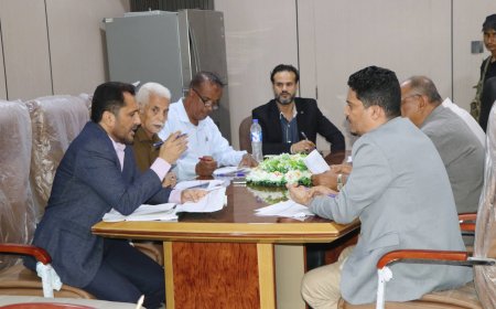 إجتماع في البريقة يناقش مستوى تنفيذ مشاريع البرنامج الاستثماري بالمديرية للعام الجاري 2025م